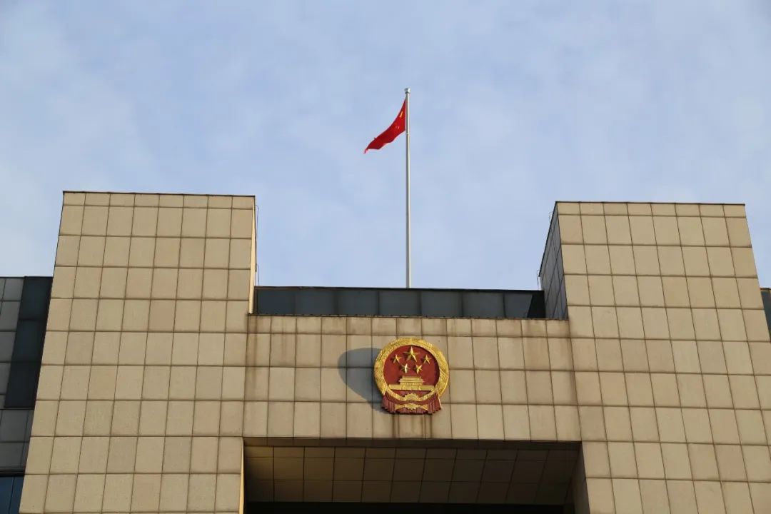 国徽法院大楼是榆树市的标志性建筑之一是国家的审判机关她工作的单位