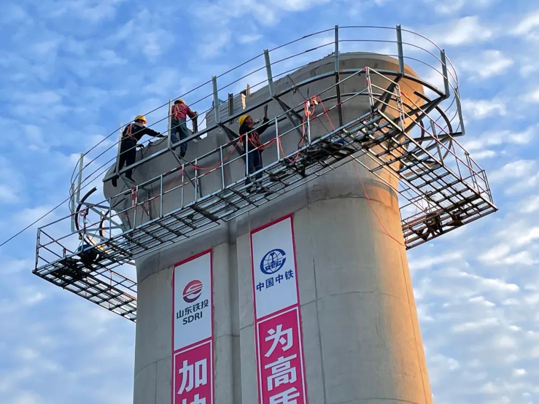 局七分公司莱荣铁路一分部独立完成的《桥梁吊围栏安装升降作业平台》