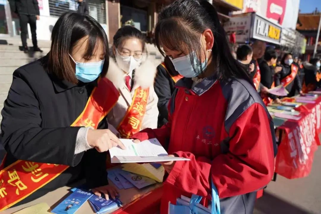 平順法院組織幹警走上街頭,深入社區,農村,集市,開展憲法宣傳活動.