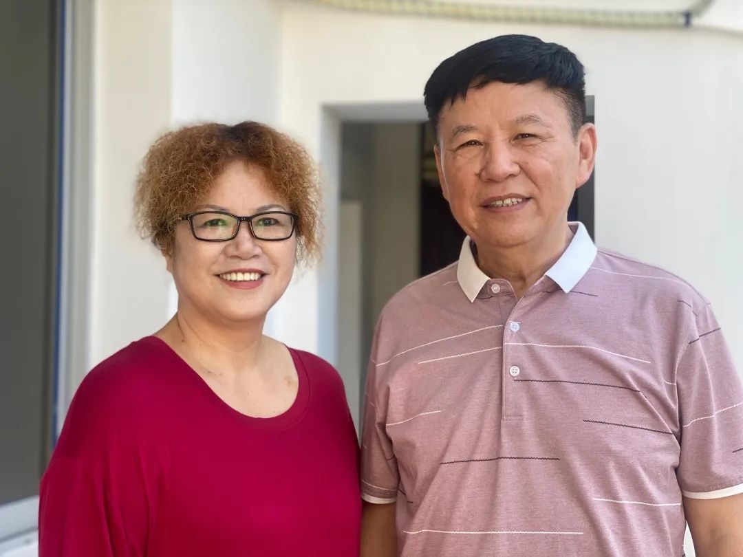 来自金山的上海特级校长暂别都市生活带着妻子来到山区小县城是为了