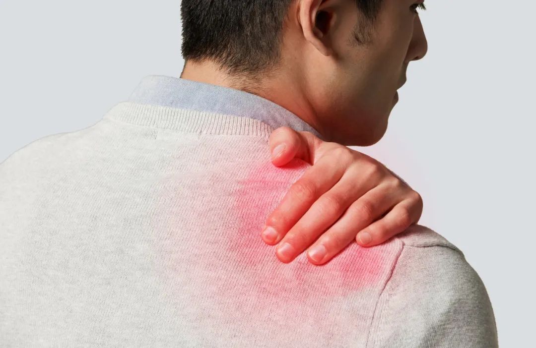 肩膀疼痛不重视45岁男子被查出肝癌这几个表现都是肝在向你求救
