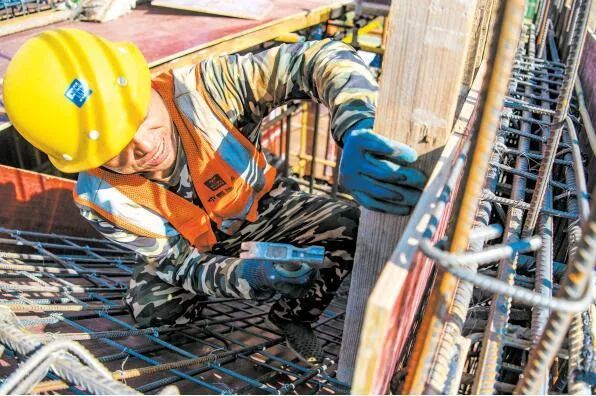 正在忙碌500多名现场施工人员和现场管理人员东寨新居二期项目现场在