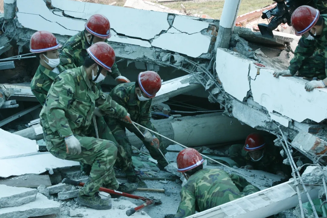 雷加飛,火箭軍某部營長,2008年在家休假期間,主動投身汶川大地震抗震