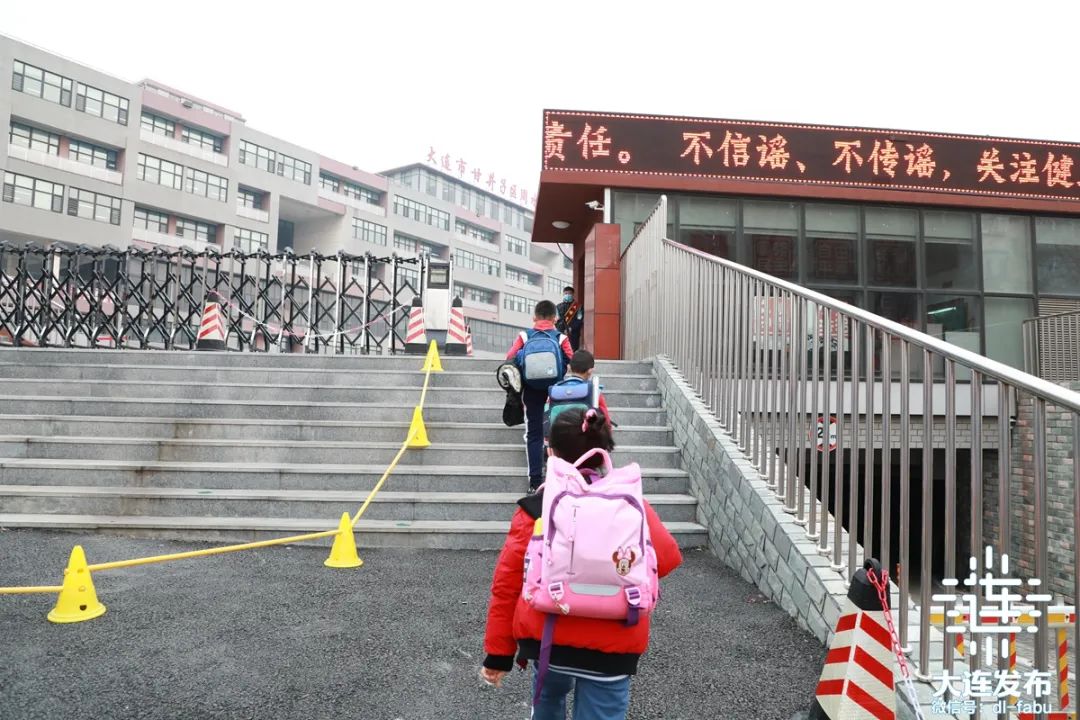 甘井子区周水子小学设置了专门的测温通道,利用红外线测温仪对每名