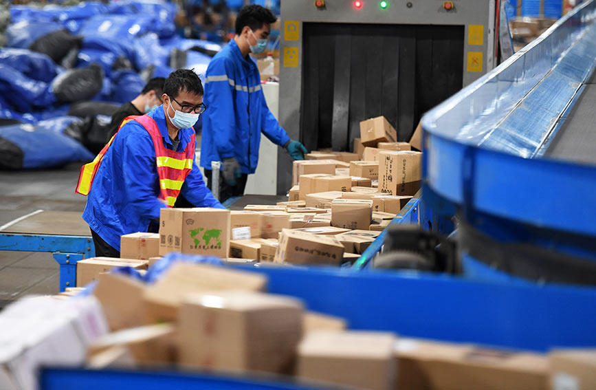 今年"双11"期间,一家快递企业的柳州转运中心出港仓忙碌的场景.李斌摄