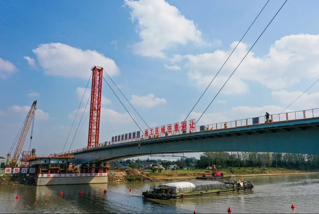由浙江交工集团公司承建的东台市振兴路跨通榆河段新建工程,是我市