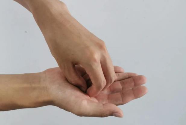 7. 腕:将一只手手掌握住另一只手手腕,旋转揉搓.