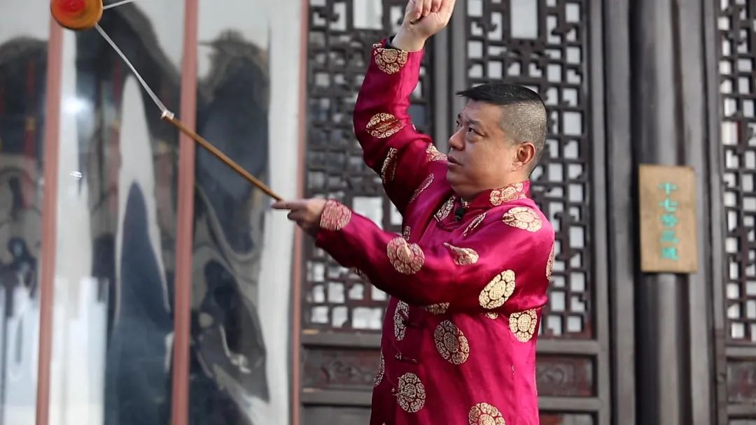 图 | 孙光辉抖空竹在夫子庙卖空竹时人都很多,空竹必须紧贴着胸口拎上