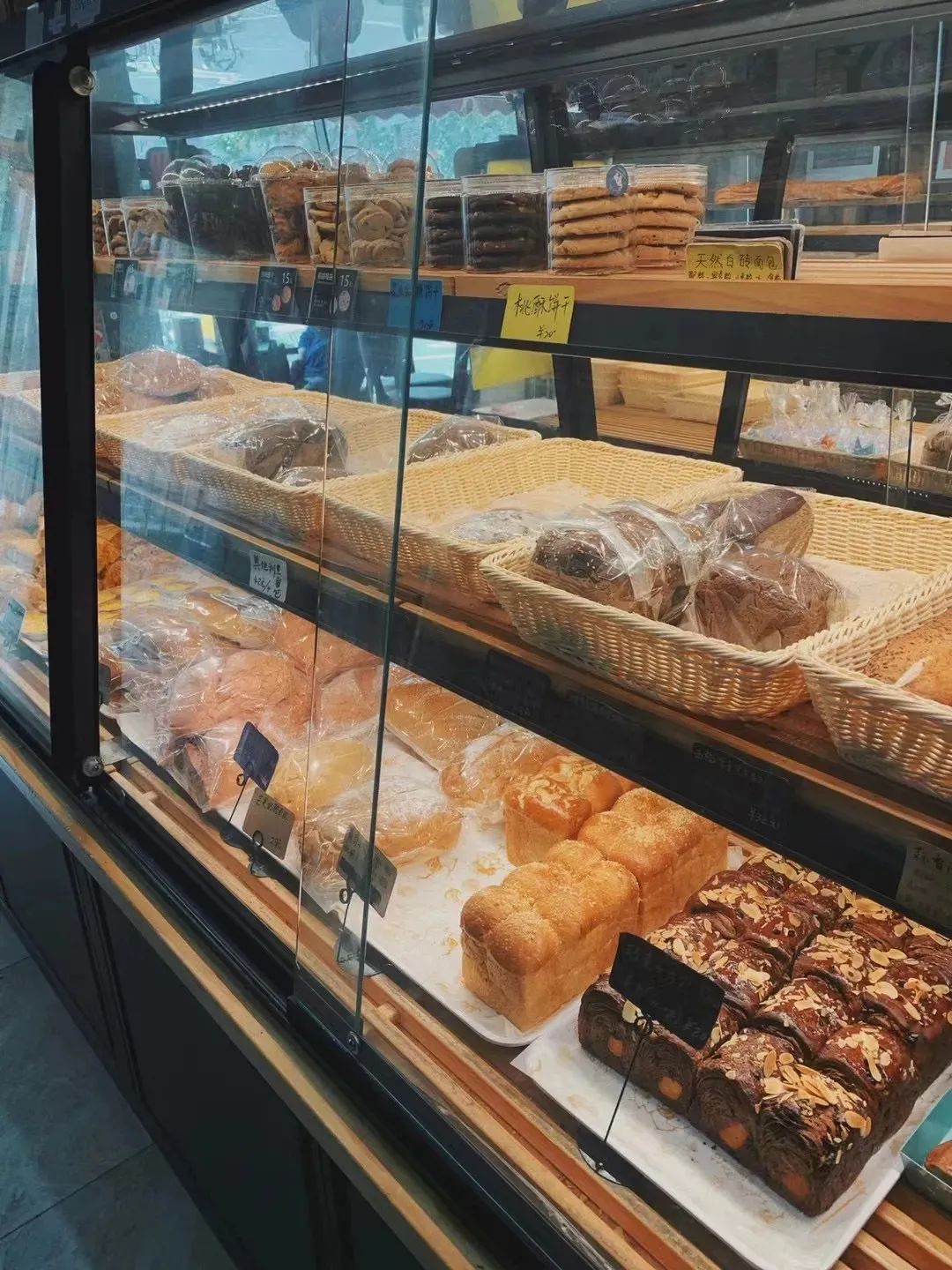 一家深藏在社区里的俄式面包店,在小早看来味道可是丝毫不输"老莫"的