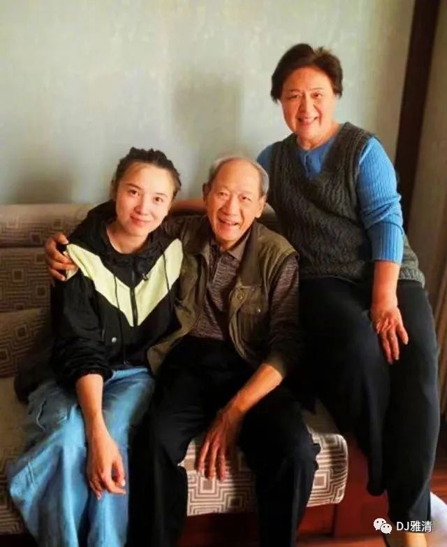 上图:李志舆及其妻子洪融和学生小宋佳合影