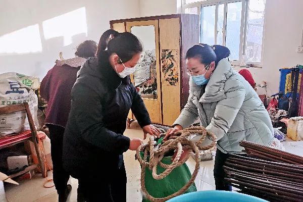 12月6日,浚县法院结对帮扶队组织40余名干警到结对帮扶村浚县善堂镇杨