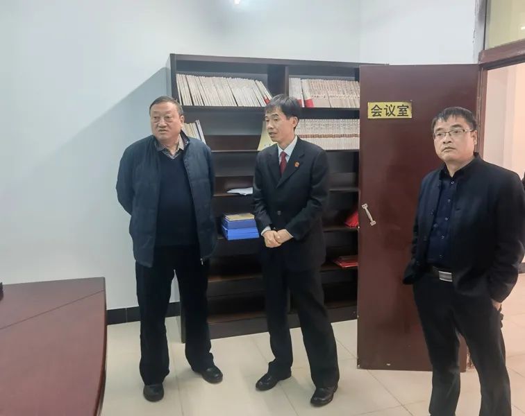 咸阳中院党组成员赵贤平一行到泾阳法院调研人民法庭两化建设情况