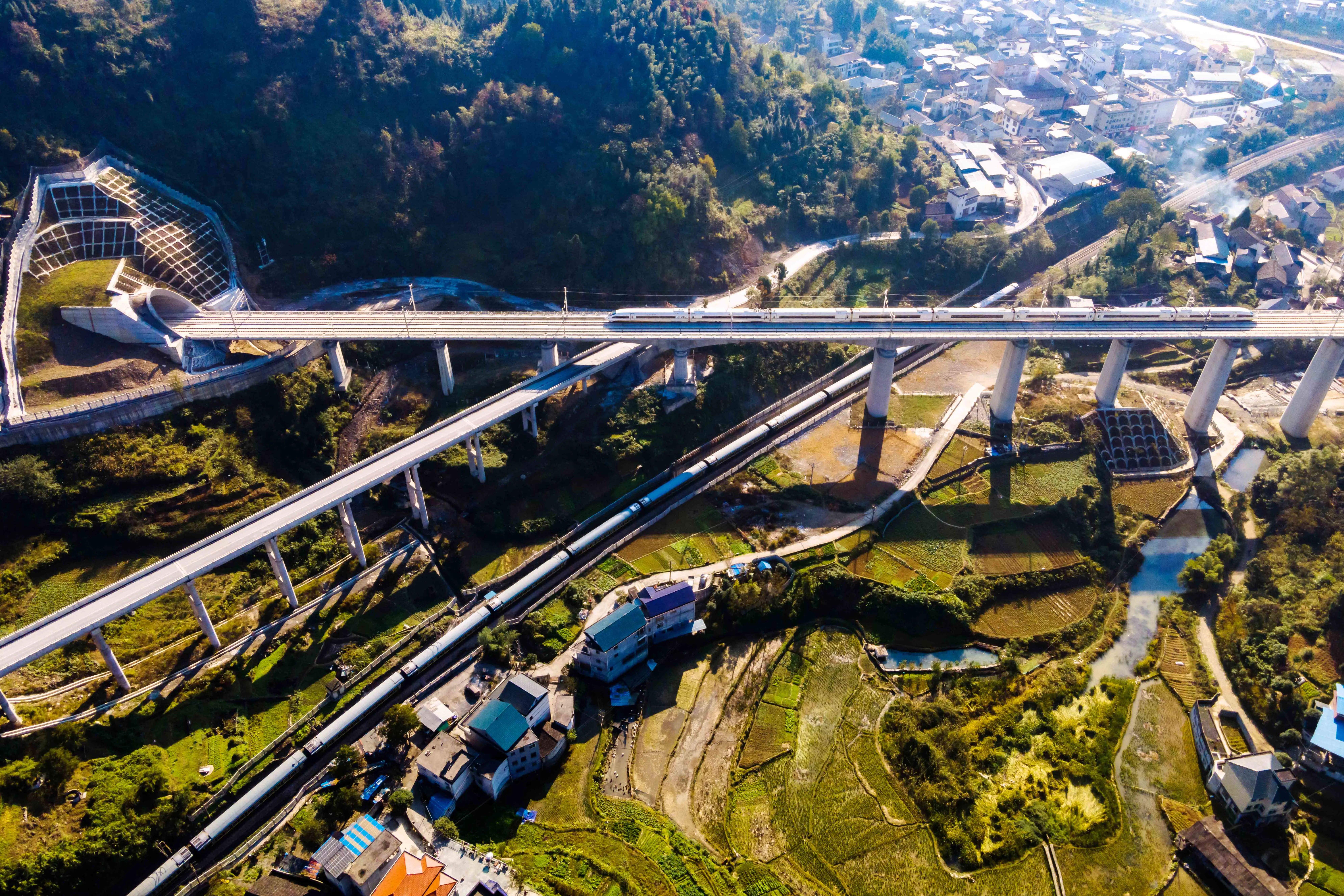 坐着张吉怀高铁我们向幸福出发