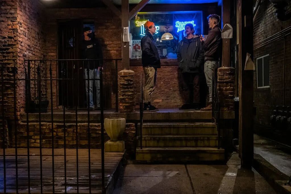 布法罗的一家酒吧门口.在这一区域,室内口罩令并没有被严格执行.