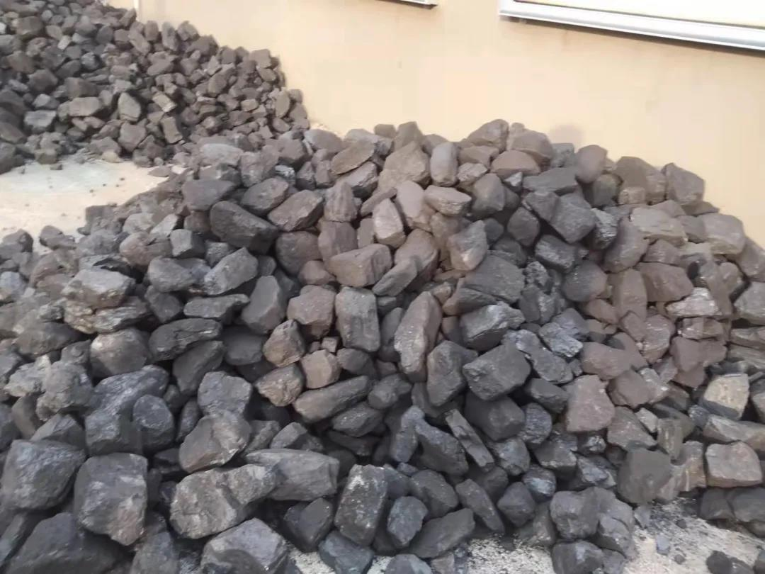 黄合少镇党委积极落实上级决策部署,用最快的速度将平价暖心煤发放到