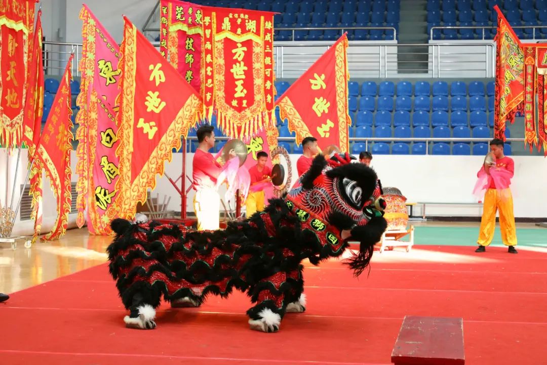 鼎湖方世玉武术龙狮团传承了方世玉的五形拳,并在习武的基础上练习狮