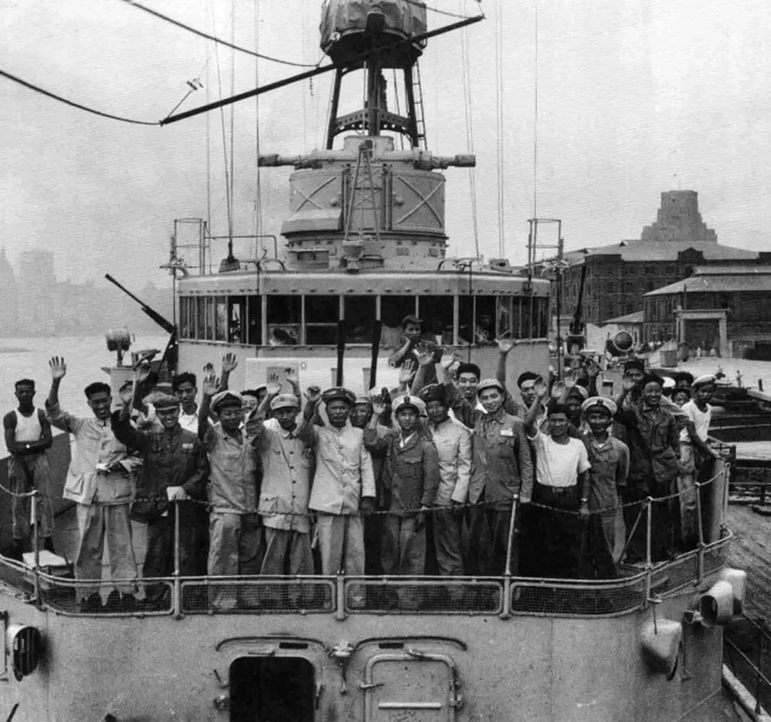 党史天天学长治舰起义官兵合照