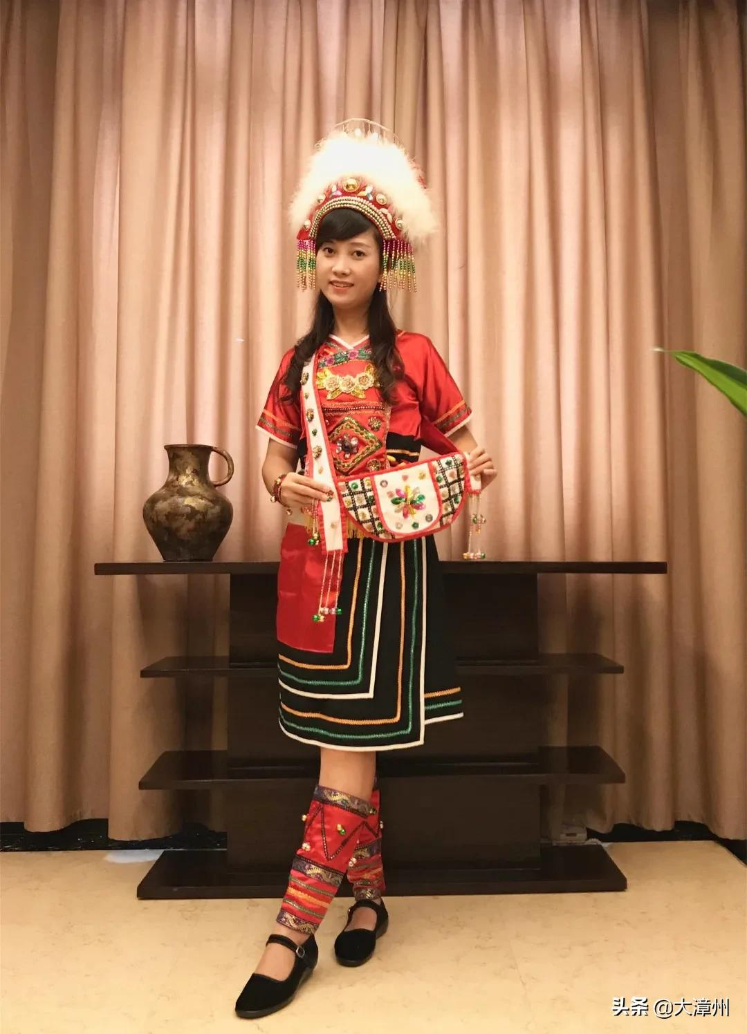 为此,她开始接触台湾少数民族的传统文化,服饰,舞蹈等