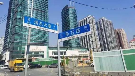 这条马路刚开始修的时候我还是个小男孩现在已经是孩子他爸了