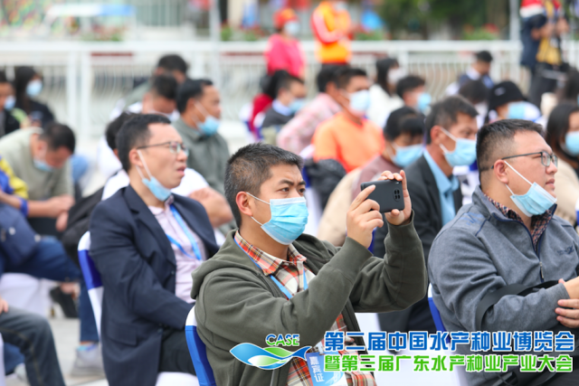 珠海集元水产科技有限公司总经理谢祖铭作为企业代表在会上为海鲈产业