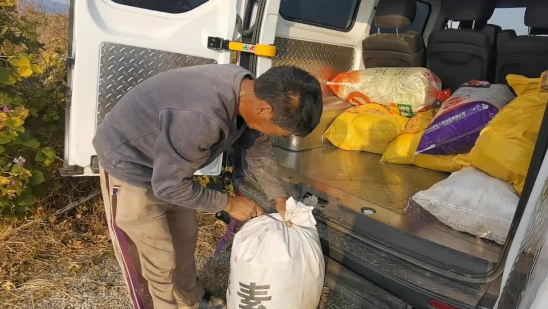 开车来送物资的是瞻岐镇种粮大户朱立忠和妻子唐亚芹.