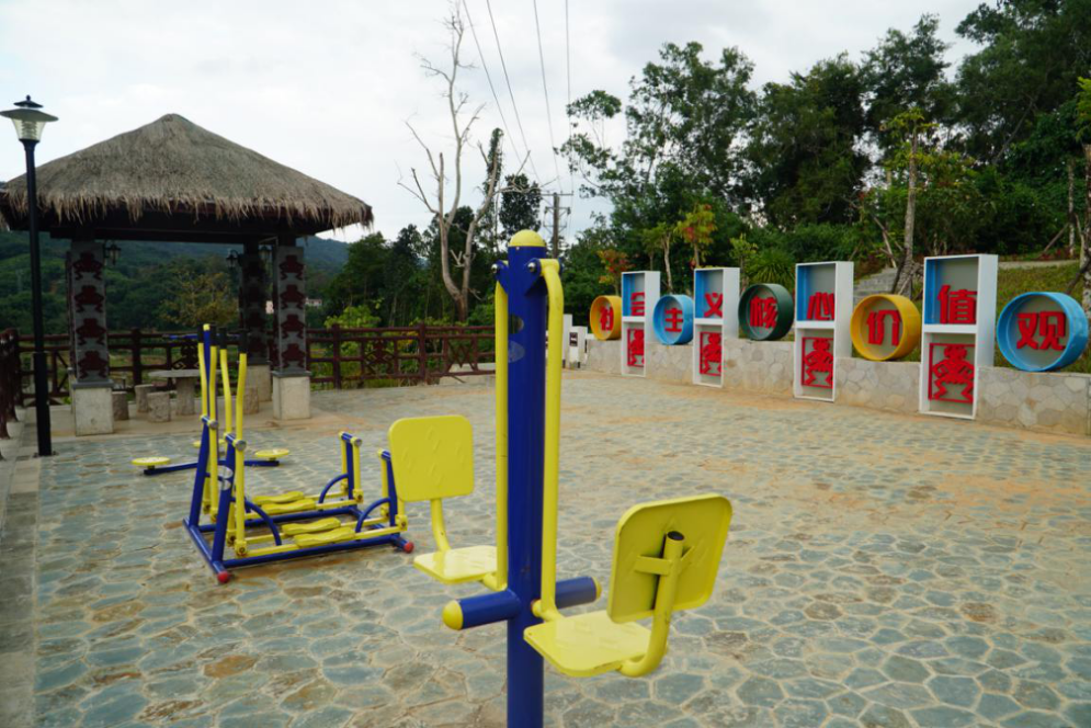 应示村村民广场.符敦孝摄