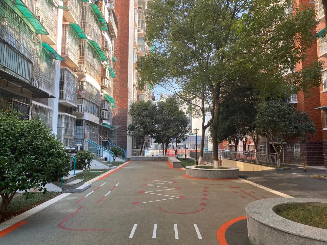 "银盆岭街道火炬城社区有关负责人表示,社区将积极推进老旧小区改造