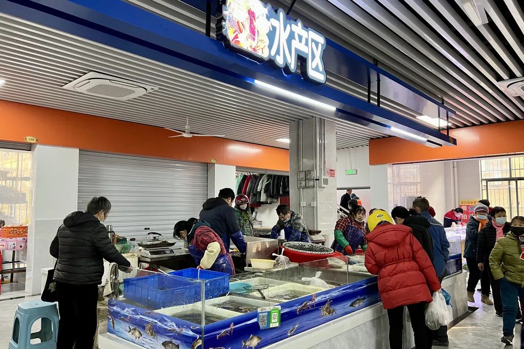 水产店从双岗菜市场搬过来,是军民路菜市场开业后的新店,老板水为杰正