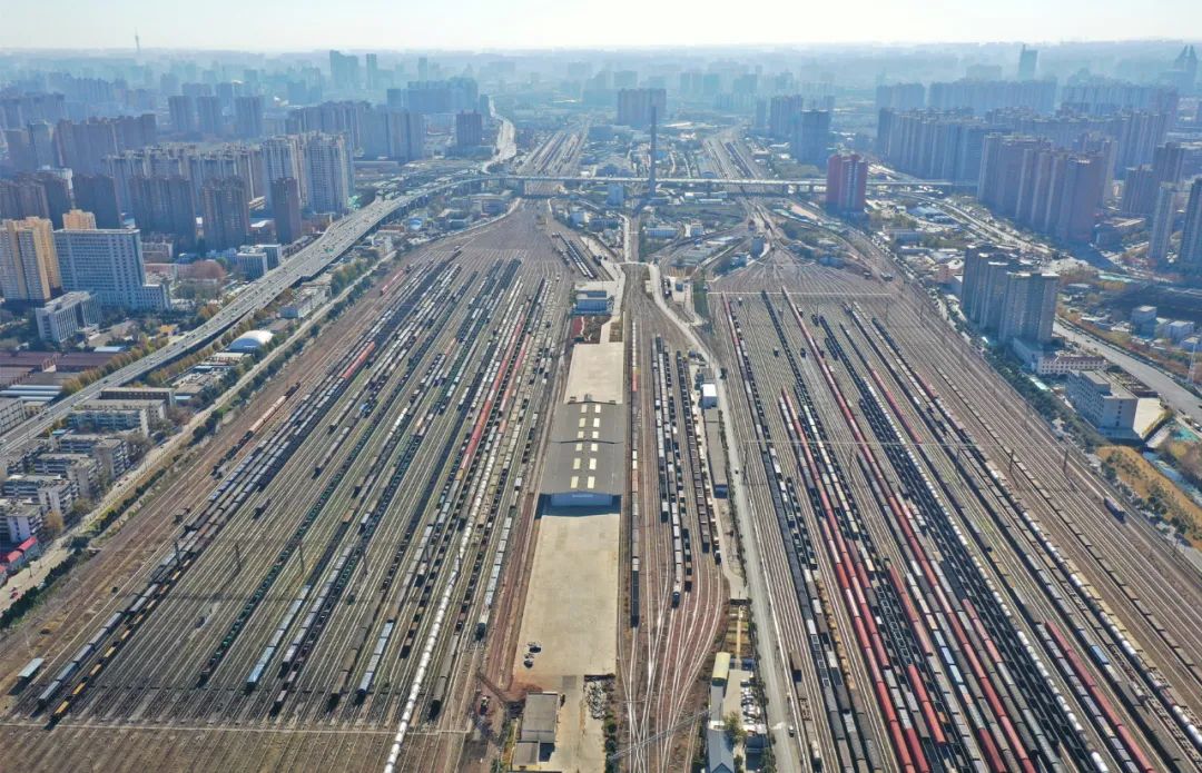 推进更多单位和作业工种的联动协作,持续提升郑州北站区的运输组织