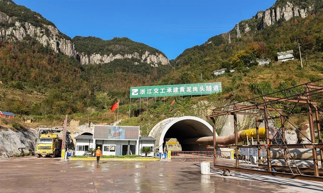 在文成县城樟台至玉壶上林段工程的施工现场,工人们正在隧道中进行