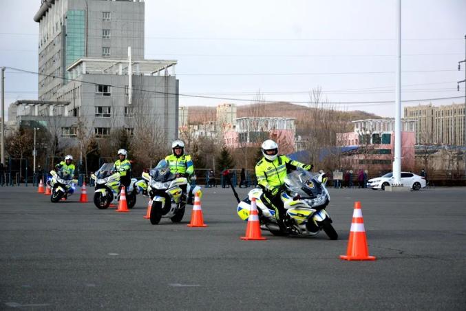 冬季整训铁骑大练兵七台河交警整装开训