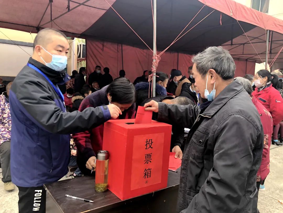 顾家店镇长岭岗村选举现场 董市镇