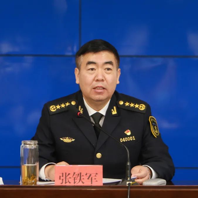 书记讲授开班第一课在"阳光护苗大讲堂"开班第一课中,张铁军书记围绕