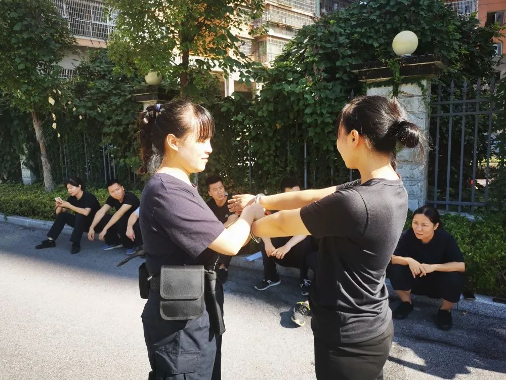 女警警绳图片