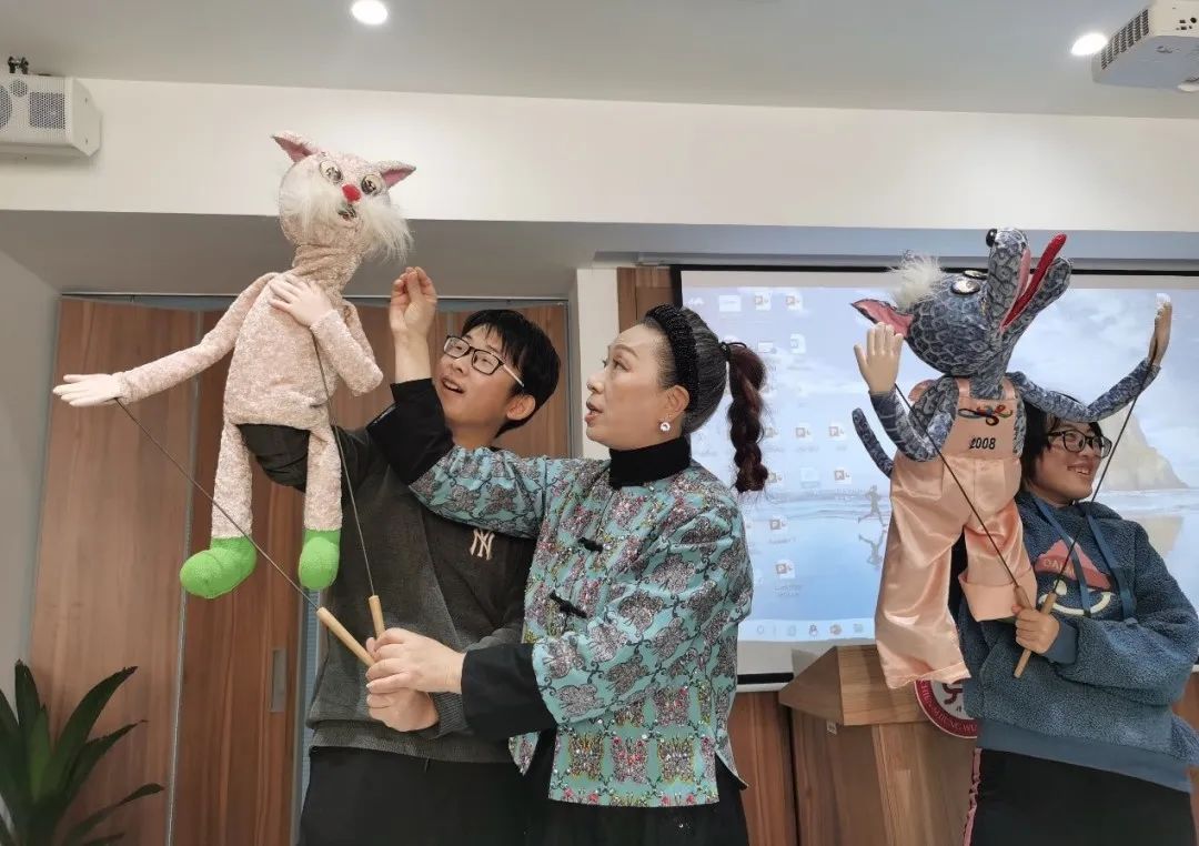 木偶戏的背景知识后,许虹老师播放了《嫦娥舒袖》《板桥作画》的表演