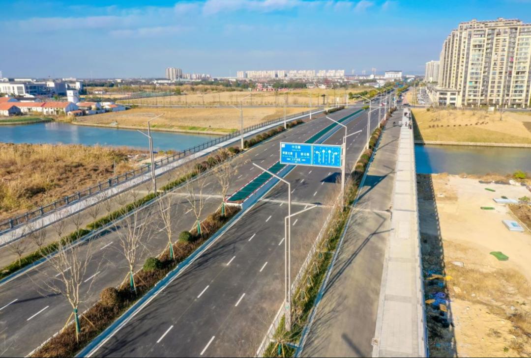 除已经通车的凤湖路外,目前西起康阳路,东至石港路的欣湖路项目以及倪