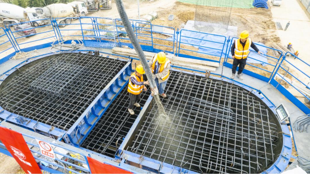 13里长浦江特大桥首个墩身今天完成浇筑