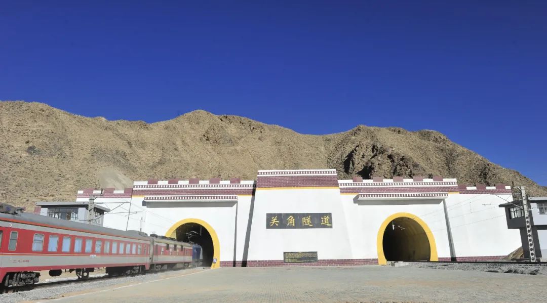 中铁四局,中铁工业等单位建设的蒙华铁路白城隧道"采用大断面马蹄形的