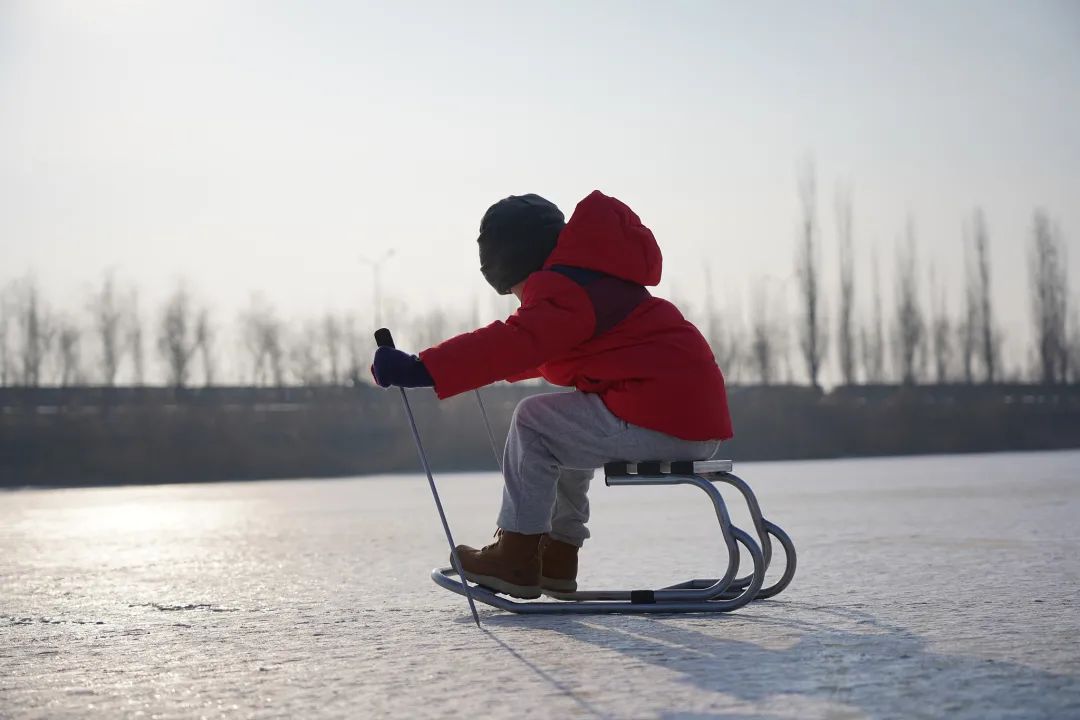 盡情享受一份冬日的簡單快樂一邊滑冰,坐冰車,堆雪人人們可以一邊欣賞