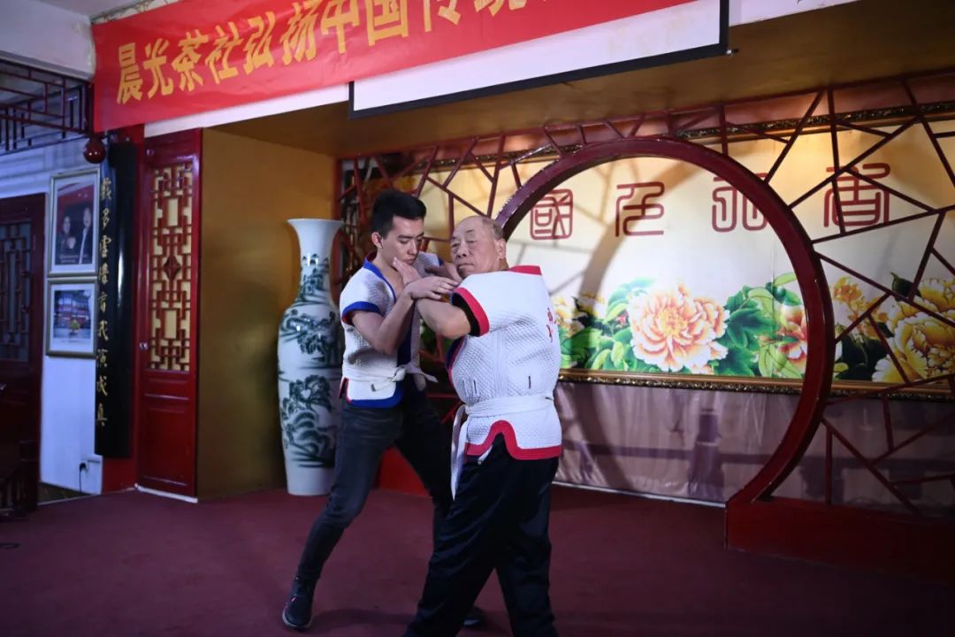 张兴运与徒弟现场展示中国式摔跤招式现场参加展演的张兴运老爷子已是
