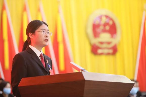 大会第一次会议上,长泰区人民法院代院长蔡小兰向大会作法院工作报告