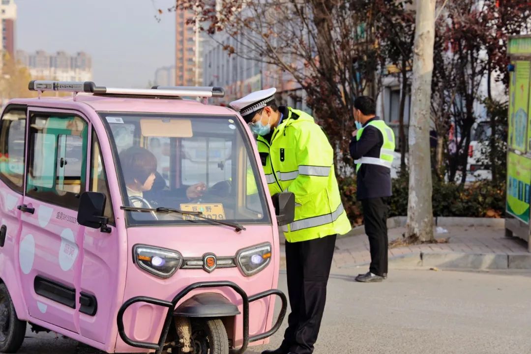 巨野交警三小车辆开始全面禁限行治理