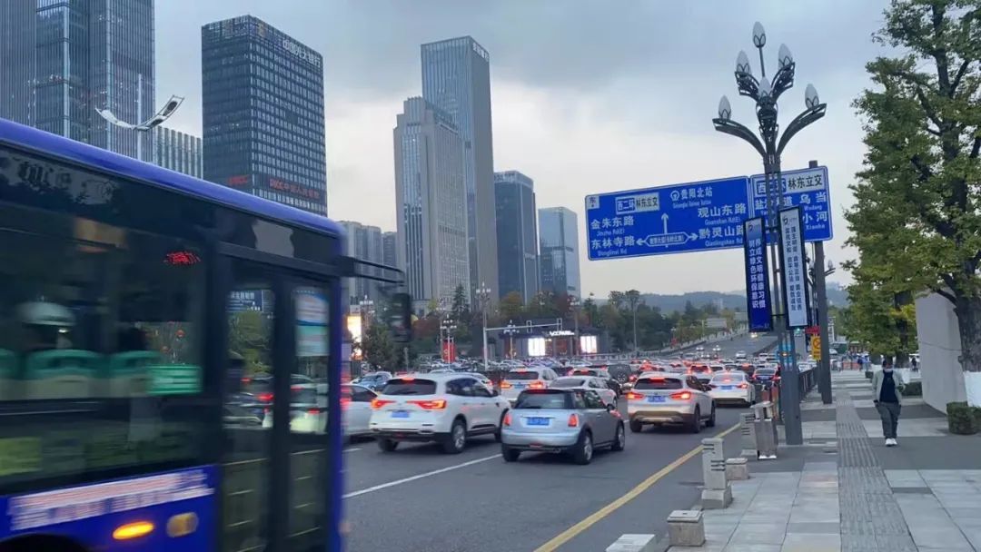 是长岭北路与金朱东路两条主干道相交的路口,也是二环往返观山湖区