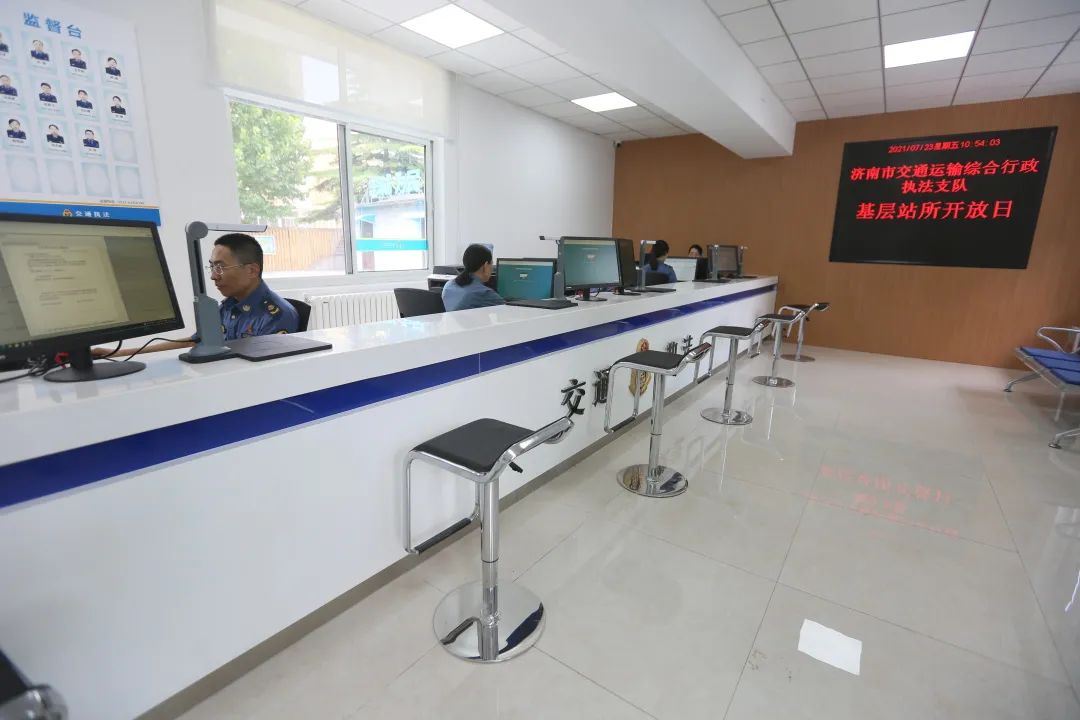 启用新执法服务大厅,高标准建设机场执法岗亭;优化执法服务流程,试点