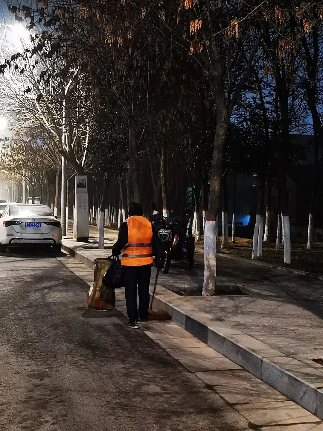 12月9日凌晨4时30分 文昌街开始了一天的环卫作业他们就已经来到了