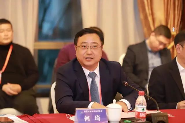 何琦代表赣州市委市政府诚挚欢迎各位领导和江财校友的到来.