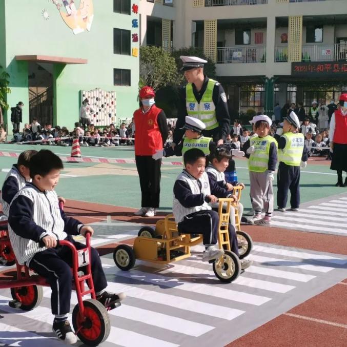 小手拉大手河源交警走進轄區幼兒園開展交通安全宣傳演練活動