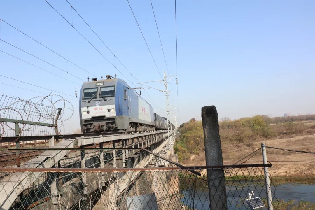 简称"武汉铁路")信阳工务段孝感至信阳区间,这条铁路最早称"卢汉铁路"