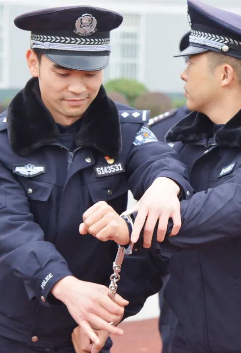 09 | 警戒具和单警装备使用训练警务礼仪是民警队伍建设的重要内容,是