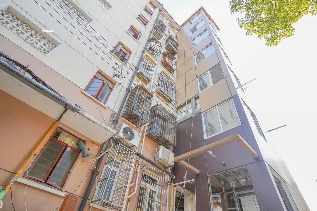 这三栋居民楼的电梯工程,在海滨新村这个典型的老小区跑出了"一二三"